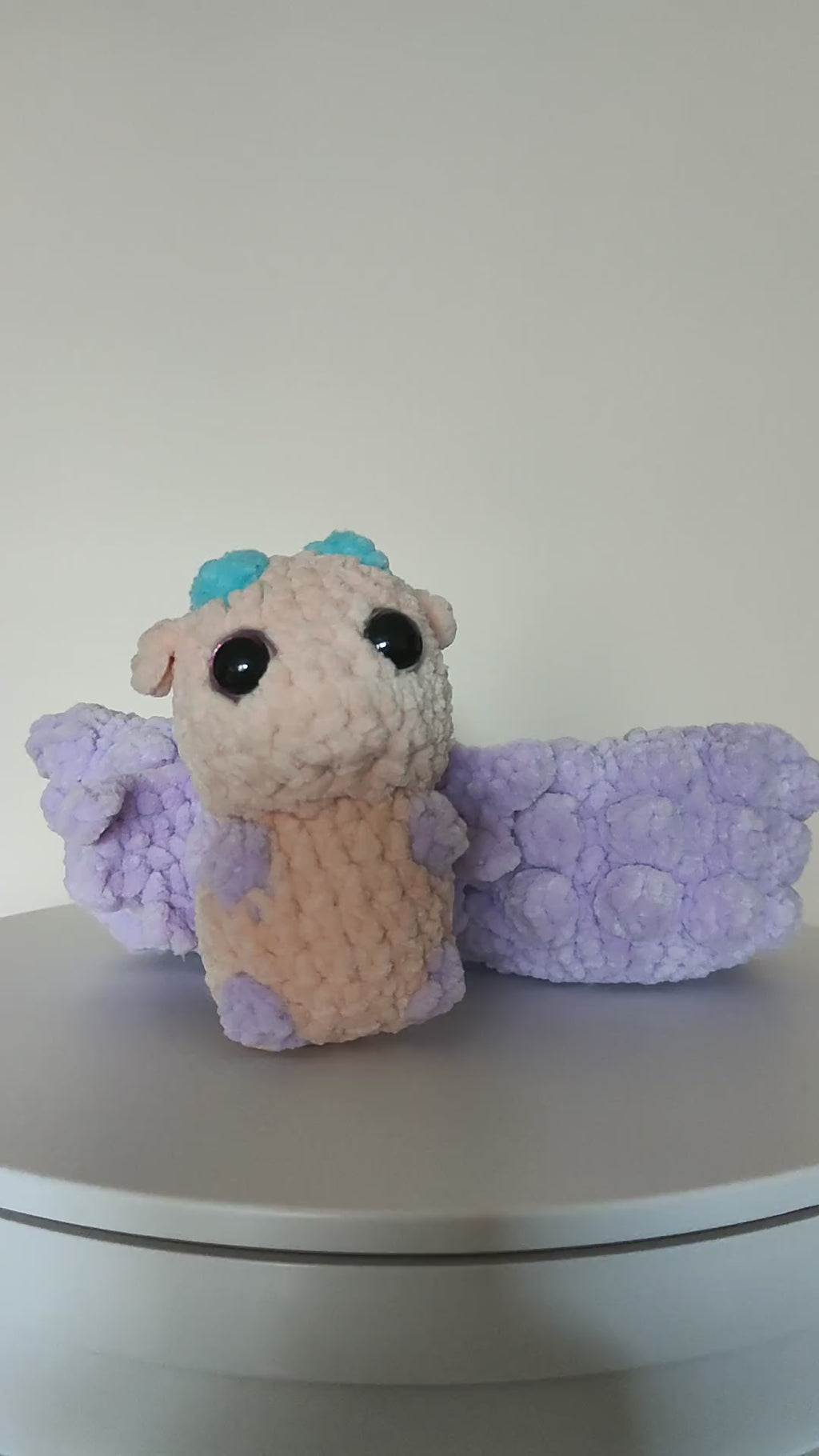 Babydrache mit Ei