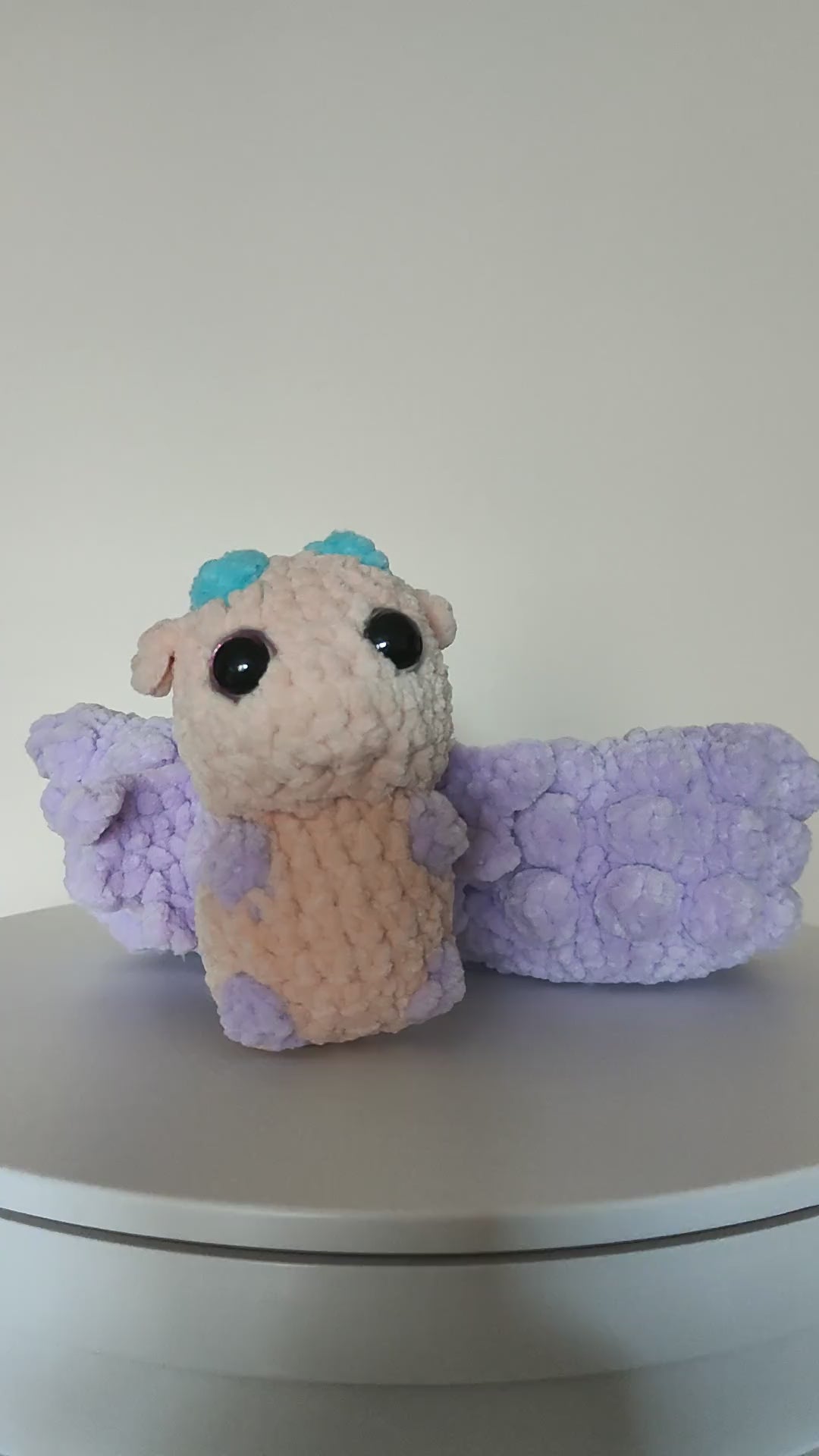 Babydrache mit Ei